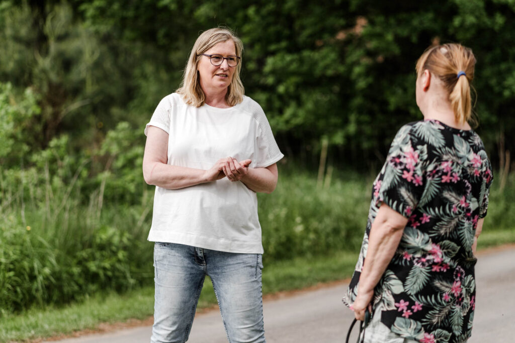 Klaudia Holt unterhält sich mit einer Kursteilnehmerin