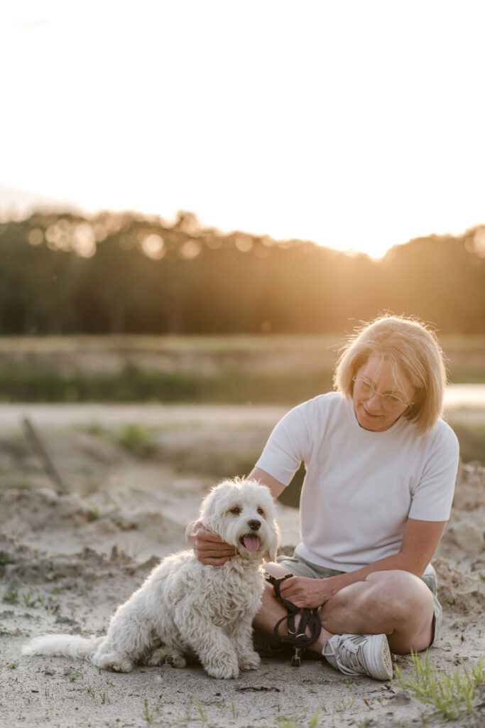 Hundeschule Holt - Hund und Halterin genießen die gemeinsame Zeit während des Hundeurlaubs