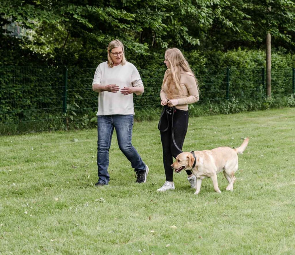 Hundetrainerin Klaudia Holt unterhält sich mit der Hundetrainerin Leandra