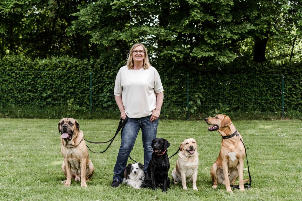 Klaudia Holt mit fünf Hunden