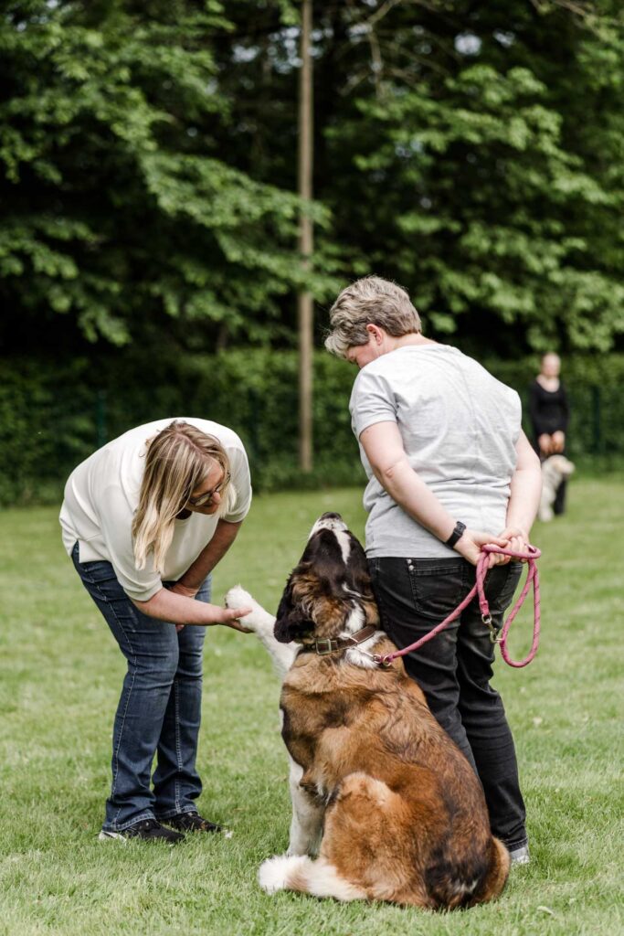 Klaudia Holt, Hund und Halterin am Übungsgelände der Hundeschule Holt