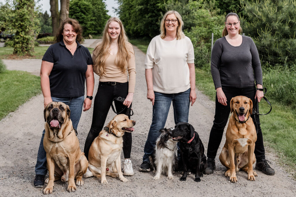 Team der Hundeschule Holt, 4 Frauen mit Hunden